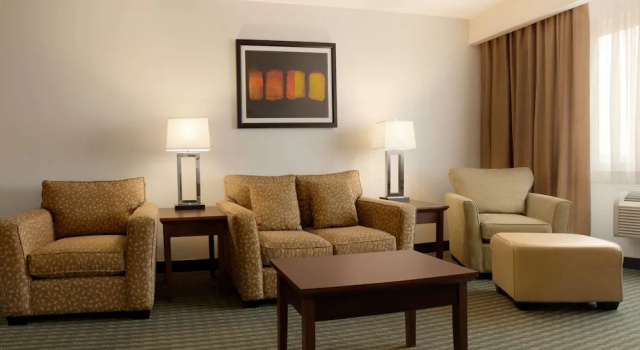 Люкс Deluxe Travelodge Hotel by Wyndham Weyburn