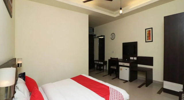 OYO 389 Hotel Applee Inn, Забронировать Отель Гургаон Gurgaon Region, рядом с Apollo Tyres Ltd