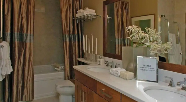 Люкс с видом на озеро Waterscapes Resort by Discover Kelowna Resort Accommodations
