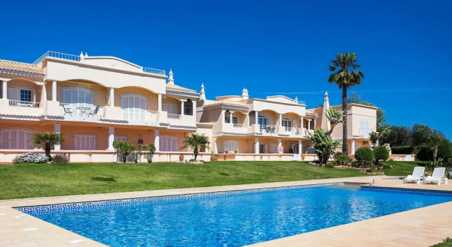 10 Marinha Two Bed Apt At Award Wining Beach, Забронировать Апартаменты/квартира Отели Карвоэйру с парковкой, Парковка