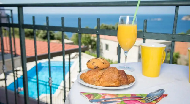 Апартаменты c 1 комнатой с балконом и с видом на море Apartments Sutalo