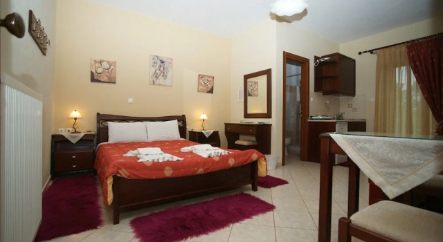 Студия с балконом и с видом на озеро Orama Hotel - Serene Lake Plastira Retreat with Stunning Views
