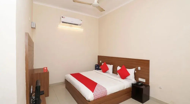 Hotel Rajshri by OYO Rooms, Prenota Hotel Rudrapur West Bengal