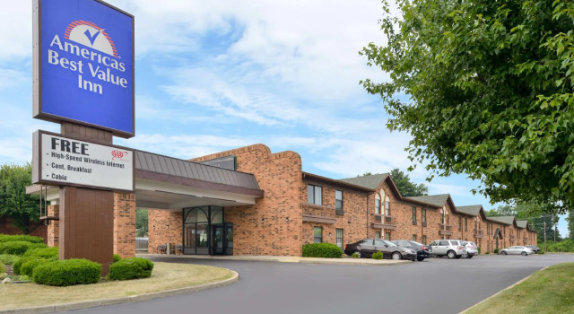 Кровать в общем номере Quality Inn South Bend near Notre Dame