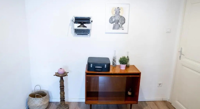 Апартаменты Studio Apartment Next To Famous Party House