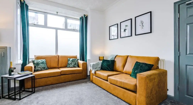 Perfect for Business Large Groups Sleeps 8