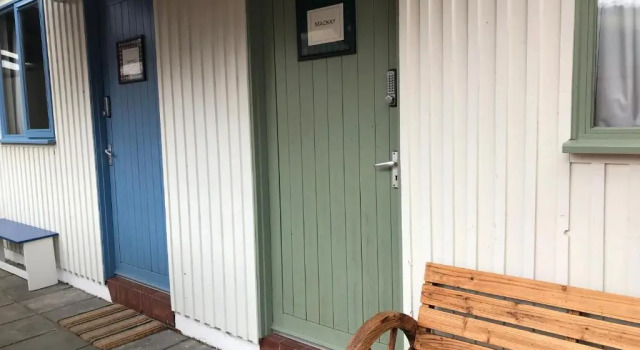 Кровать в общем номере Loch Ness Backpackers Lodge