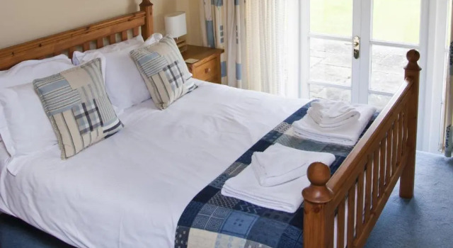 Коттедж с 6 комнатами Long Barn Holiday Cottages