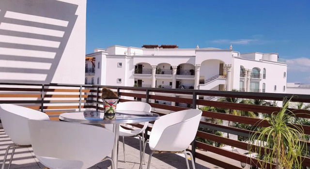 Апартаменты с балконом Comfortable 2 BR condo steps away from 5th Av and Mamitas Beach by Happy Address