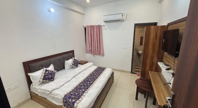 Hotel Rajhans, Rezerwuj Hotel Hotele w Sikar z parkingiem, Parking