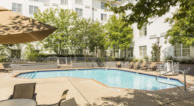 Двухместный номер Standard с балконом и с видом на бассейн DoubleTree by Hilton Raleigh Durham Airport at Research Triangle Park