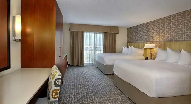 Четырёхместный люкс с 2 комнатами Embassy Suites by Hilton Anaheim North