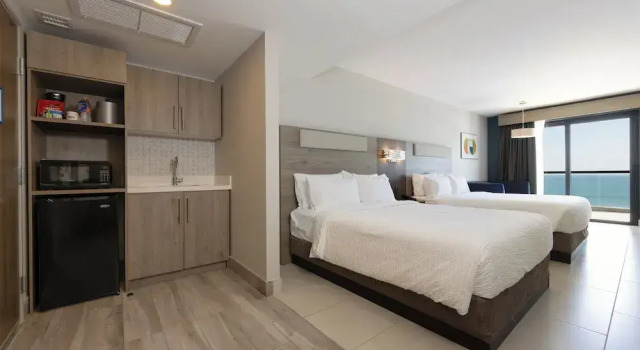 Четырёхместный люкс с балконом и с видом на океан Holiday Inn Express & Suites Mazatlan by IHG