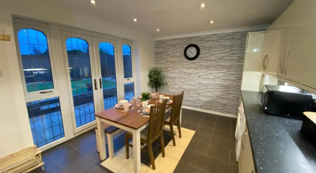 Коттедж Lovely family home, 5 minutes from the beach