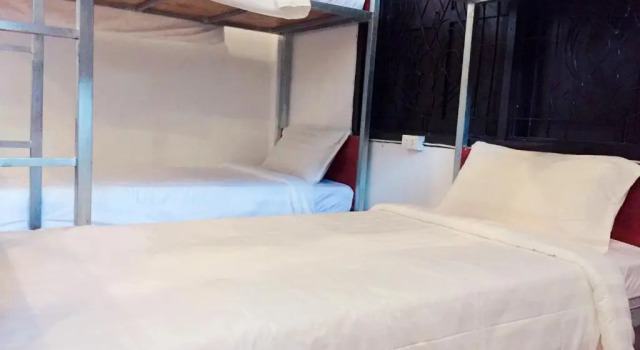 Кровать в общем номере (женский номер) Y Not Laos Hostel