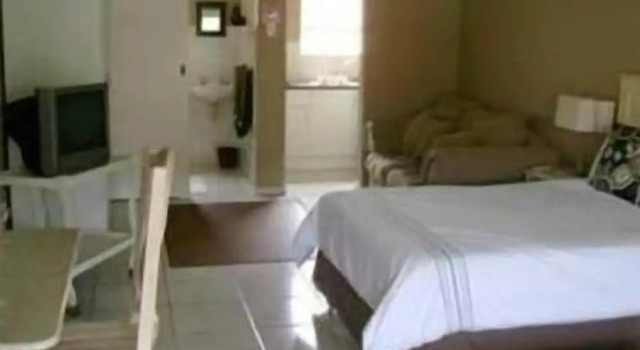 Двухместный номер Economy с балконом At Eezzze Riversway Self Catering