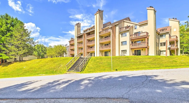 Comfortable Dover Apartment: Walk to Mt Snow!