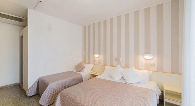 Трёхместный номер Standard с балконом Hotel Carignano