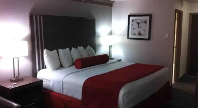 Clarion Inn & Suites Conference Center, Забронировать Отель Отели Остина с завтраком, рядом с Saint Edwards University Baseball Field, Завтраки