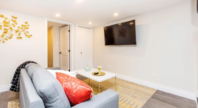 Prime Location - Upscale 1BR Apt With King Bed - Steps From Byward Market, Varaa Hotelli Ottawa 