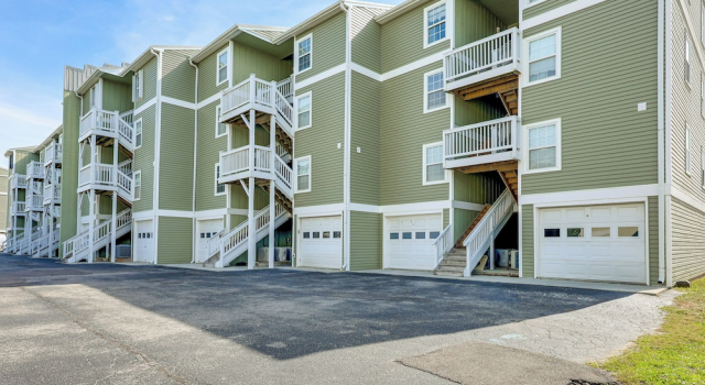 Cozy Carolina Beach Condo w/ Ocean Views!, Забронировать Отель Каролина-бич Уилмингтон, рядом с Odysea Surf and Kiteboard School