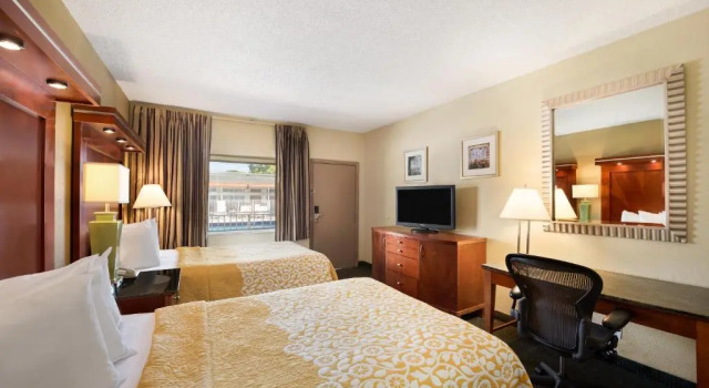 Четырёхместный номер Deluxe Days Inn by Wyndham Miami Airport North