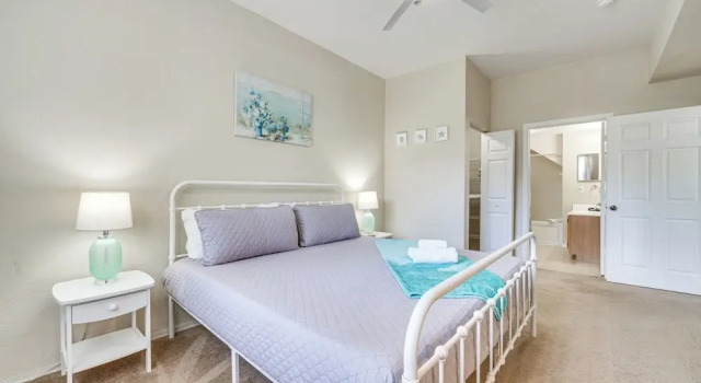 14 Mi to Disney World: Kissimmee Condo w/ Perks!, Забронировать Апартаменты/квартира Отели Киссимми с парковкой, рядом с Osceola Square Mall, Парковка