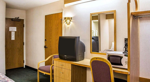 Четырёхместный номер Standard Rodeway Inn Abbotsford
