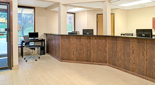 Super 8 Omaha M Street, Book Mini-hotel Hoteller i Omaha med parkering, Parkering
