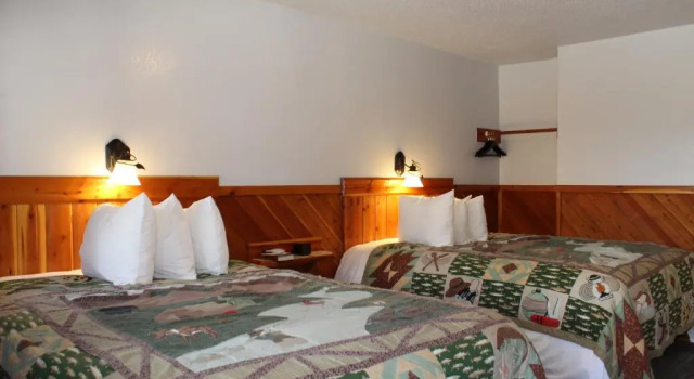 Четырёхместный номер Standard Alpine Motel of Cooke City