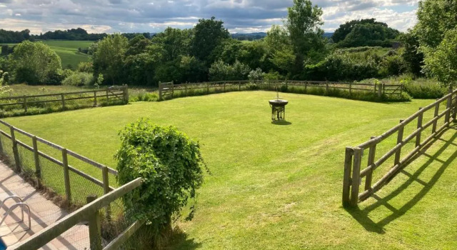 The Shepherd's Hut with seasonal Swimming Pool, Réserver Hôtel Wrexham 