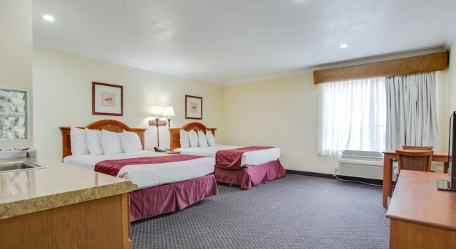 Четырёхместный номер Superior Best Inn & Suites