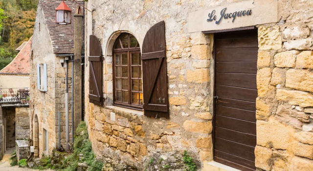 Historical ONE Bedroom Flat ON THE Cobblestone Path TO THE Castle, Забронировать Отель Бенак-э-Казнак Dodogne Valley