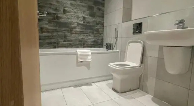 Luxury 2-Bed Apt with free parking on premises