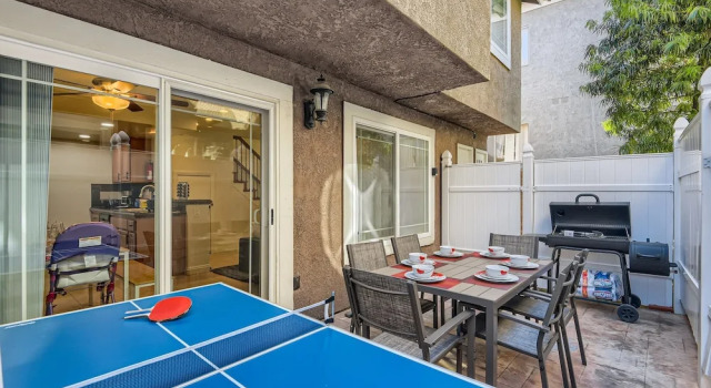 Апартаменты Stylish- Multi-level- Patio- Games - Fast Wifi-cm3