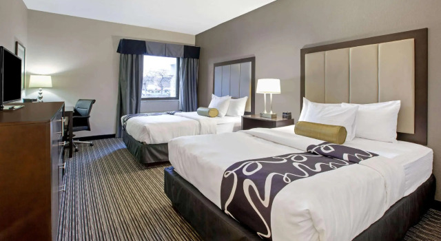 Четырёхместный люкс c 1 комнатой La Quinta Inn & Suites by Wyndham Detroit Metro Airport