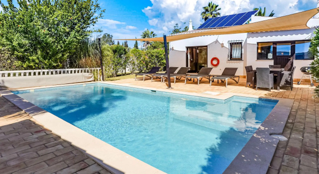A delightful 3 bedroom Villa with private pool close to Carvoeiro, Boek Villa Carvoeiro Albufeira