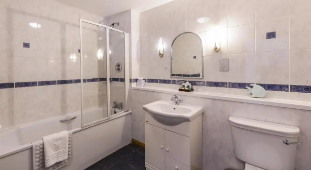 Семейный номер Standard Moorings Hotel