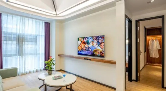 Люкс Deluxe Ibis Styles Hotel (Ruili Jiegao Border Trade Zone Branch)