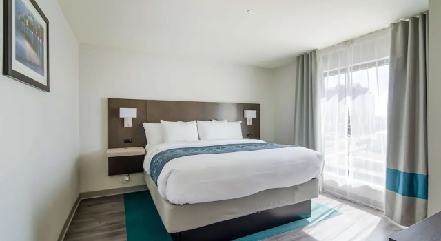 Четырёхместный люкс с балконом Comfort Inn & Suites Gulf Shores East Beach near Gulf State Park