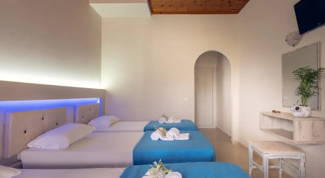 Трёхместный номер Standard с балконом Savvas Hotel