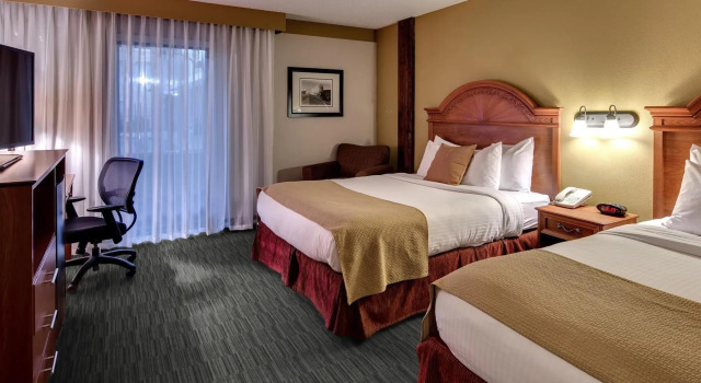 Четырёхместный номер Standard с видом на бассейн Best Western Plus Como Park Hotel