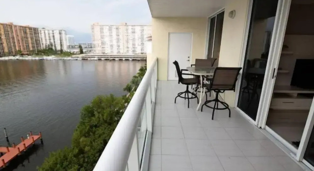 Коттедж Spectacular Bay View 2 Bed 2 Bath @ Golden Bay Sunny Isles Beach