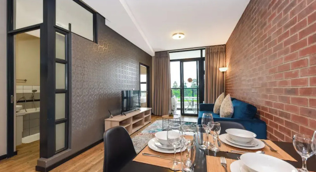 Easy Stay-One Rosebank, Забронировать Апартаменты/квартира Отели Йоханнесбург с парковкой, рядом с South African Chamber of Commerce and Industry, Парковка
