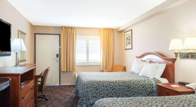 Четырёхместный номер Standard Days Inn by Wyndham Alhambra CA