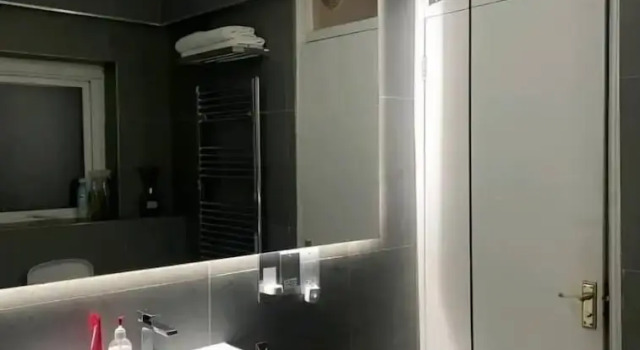 SUPERB SNUG studio sleeps 2 south london, Забронировать Гостевой дом Отели Большого Лондона с парковкой, Парковка