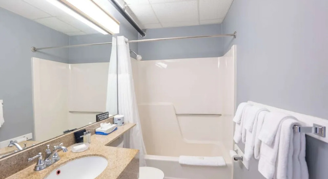Четырёхместный номер Standard с видом на гавань Boothbay Harbor Inn