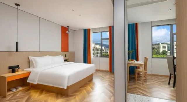 Полулюкс BAMBOO BOAT Hotel (Yuxi Hongta District Nie'er Square)