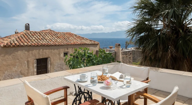 Люкс Superior Menexes Suites Monemvasia