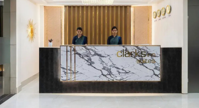 Clarks Inn Suites Agra Near Tajmahal, Забронировать Отель Отели Taj Ganj с бассейном, Бассейн